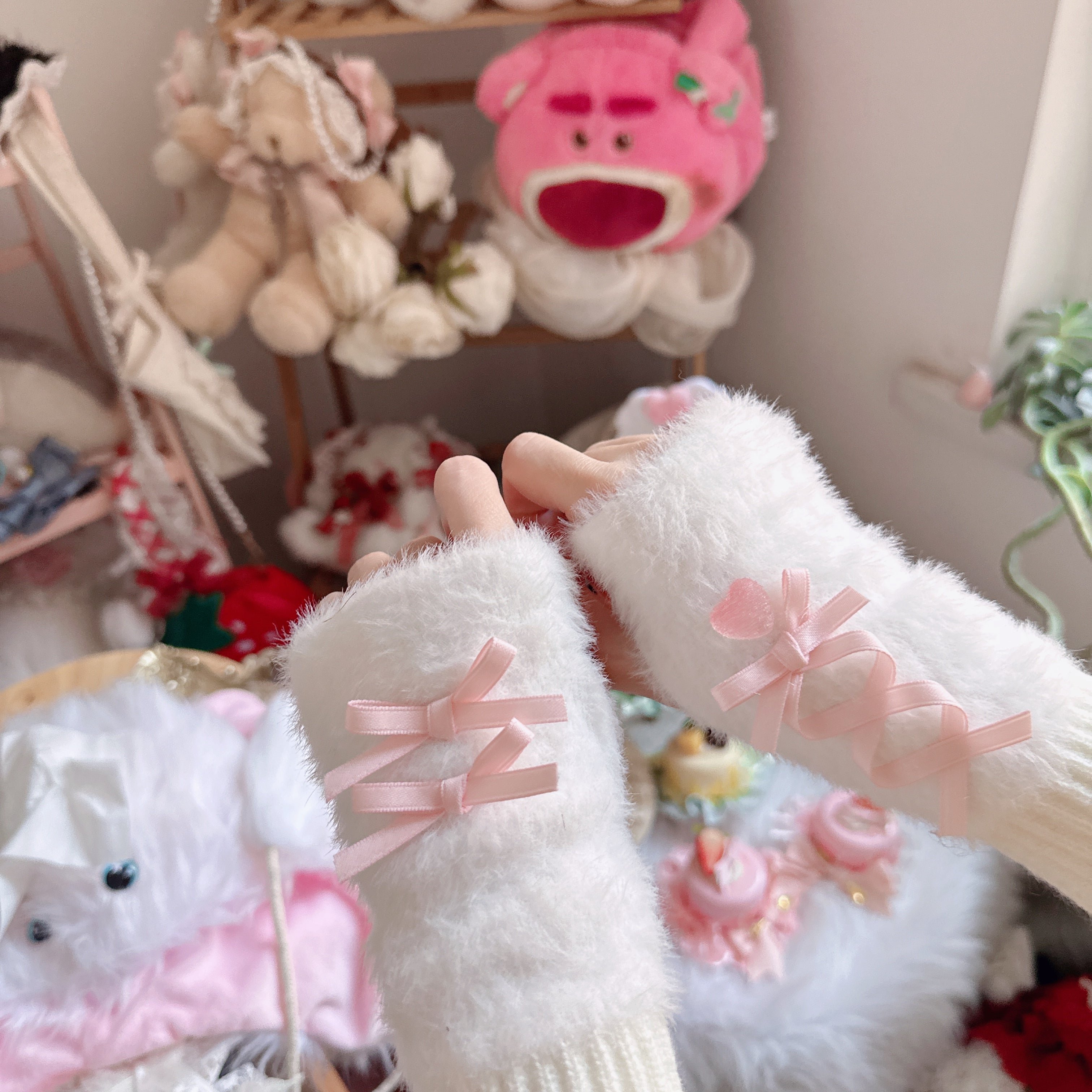 White Lolita Element Autumn Plush Thickened Gloves with Small Accessories